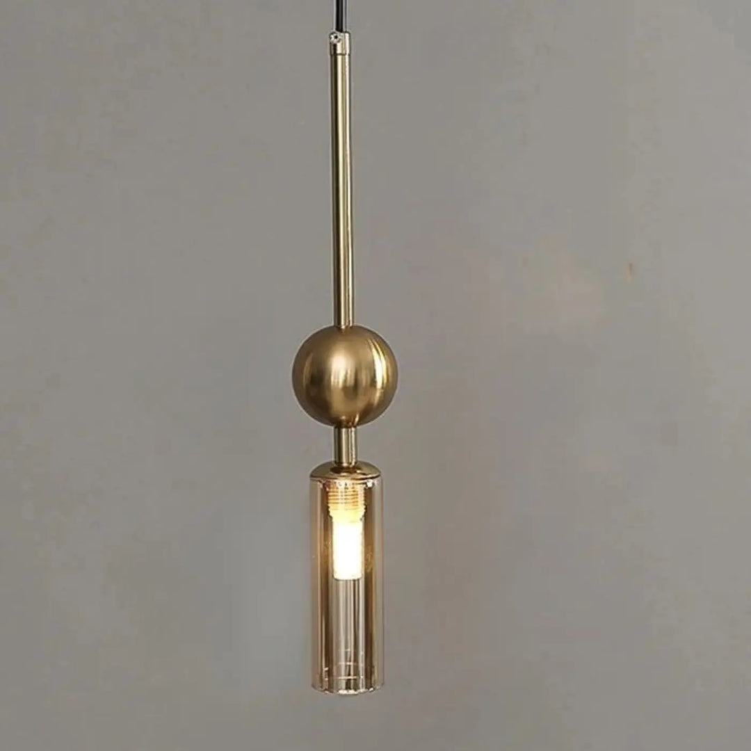 Suspension luminaire krysta en laiton avec boule métallique et diffuseur cylindrique en verre éclairé