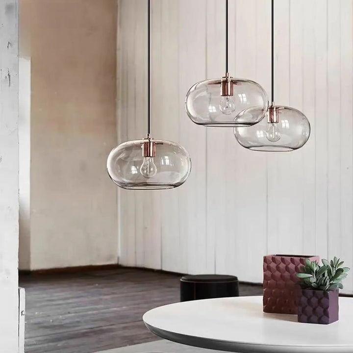 Trois suspensions luminaire modernes en verre fumé avec supports en métal cuivré suspendues par câbles noirs