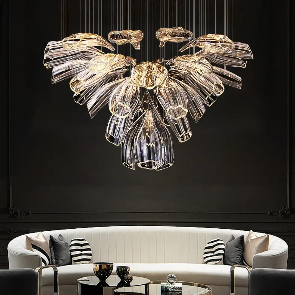 Suspension luminaire moderne crystalia avec pétales en verre translucide et accents dorés suspendue par fils fins