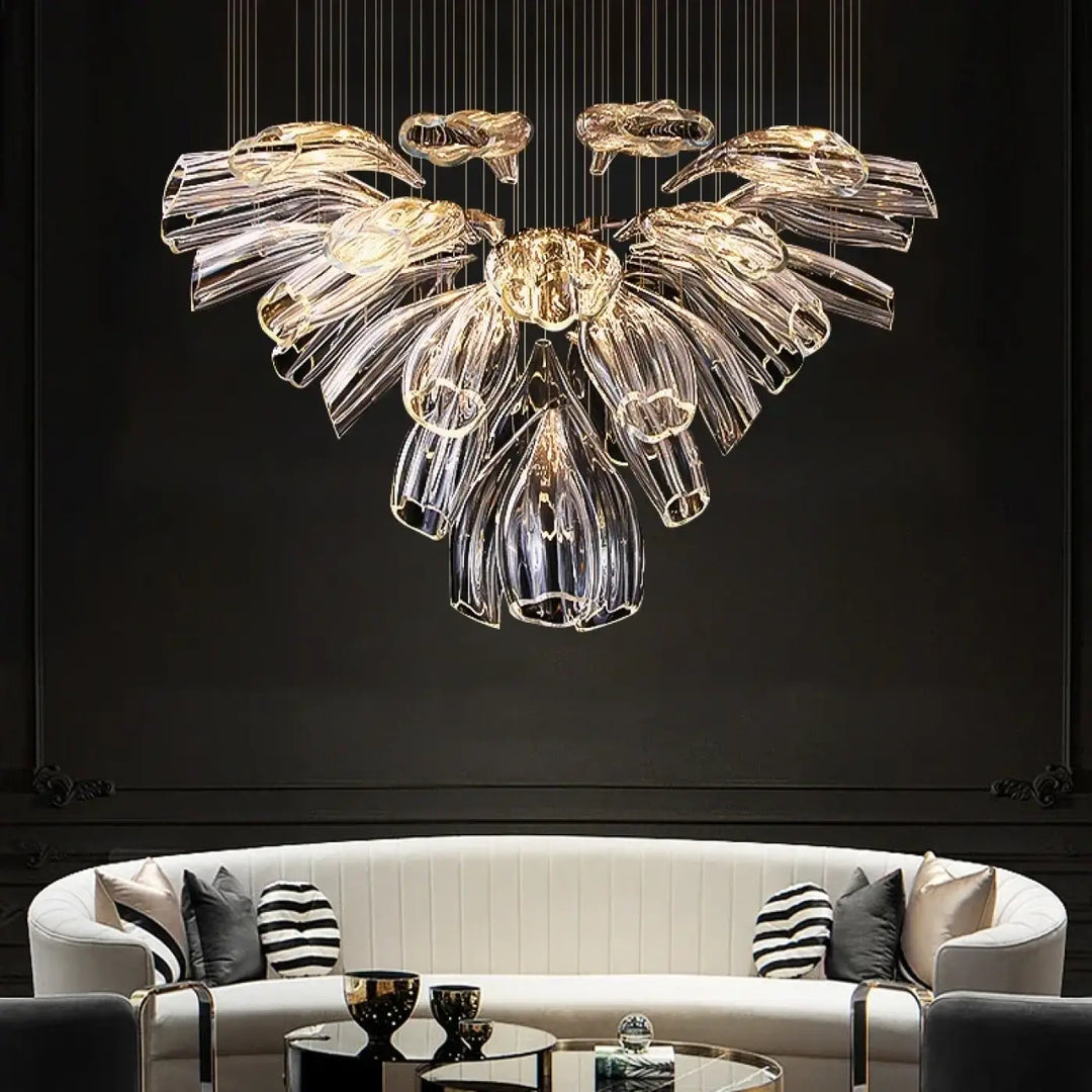 Suspension luminaire moderne crystalia avec pétales en verre translucide et accents dorés suspendue par fils fins