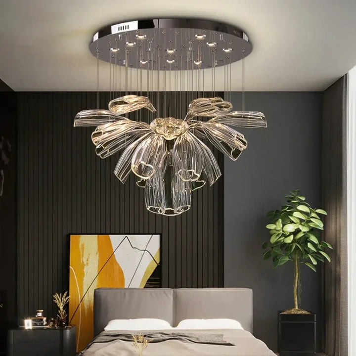 Suspension luminaire moderne crystalia avec monture circulaire en chrome et pétales en verre en cascade