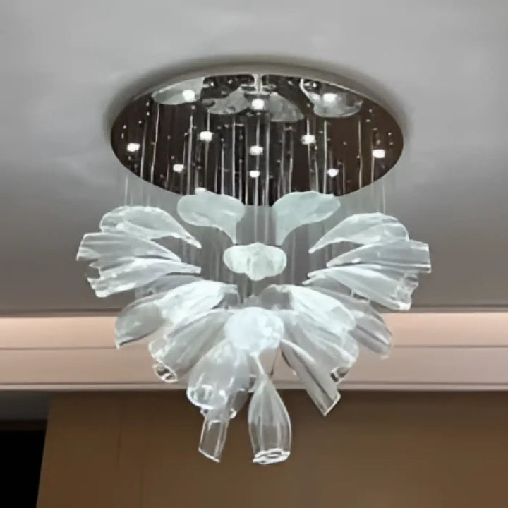 Suspension luminaire moderne crystalia avec cadre métallique circulaire et cristaux translucides en forme de pétales