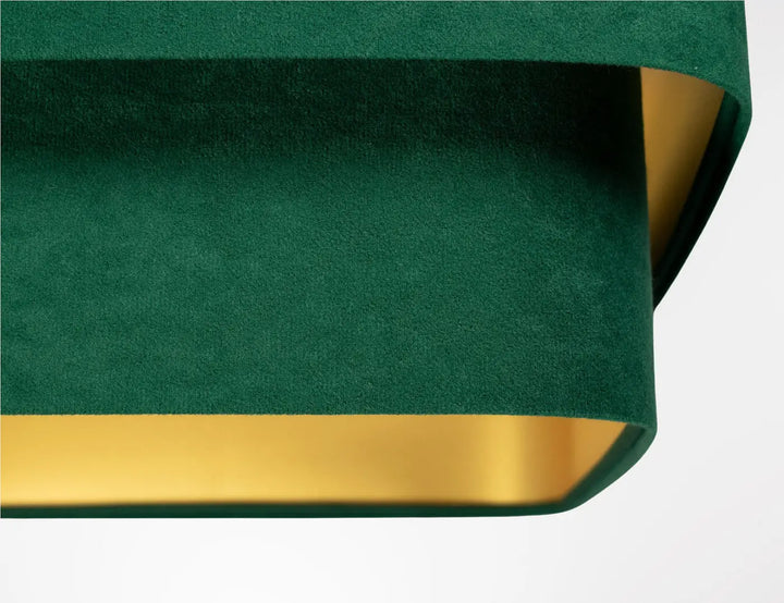 Suspension luminaire moderne vert en velours profond avec une doublure intérieure dorée lumineuse