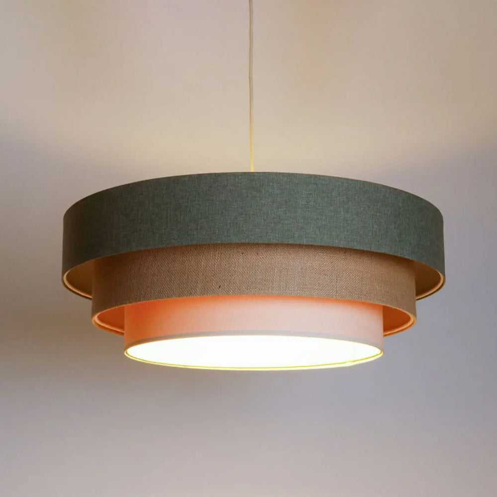 Suspension luminaire moderne triniti boho elegant avec trois abat-jours concentriques en tissu vert gris crème beige et bord doré