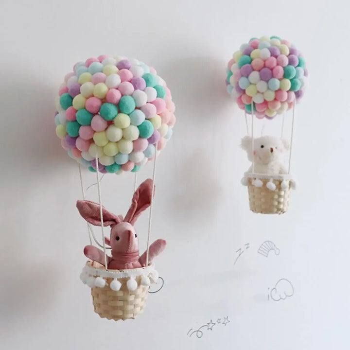 Veilleuse balou suspension luminaire montgolfière pastel avec pompons colorés et panier tressé avec lapin en peluche pour décoration intérieure