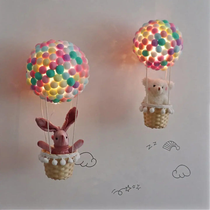Veilleuse balou suspension luminaire montgolfière pastel colorée avec peluches lapin et koala en paniers tressés pour décoration intérieure