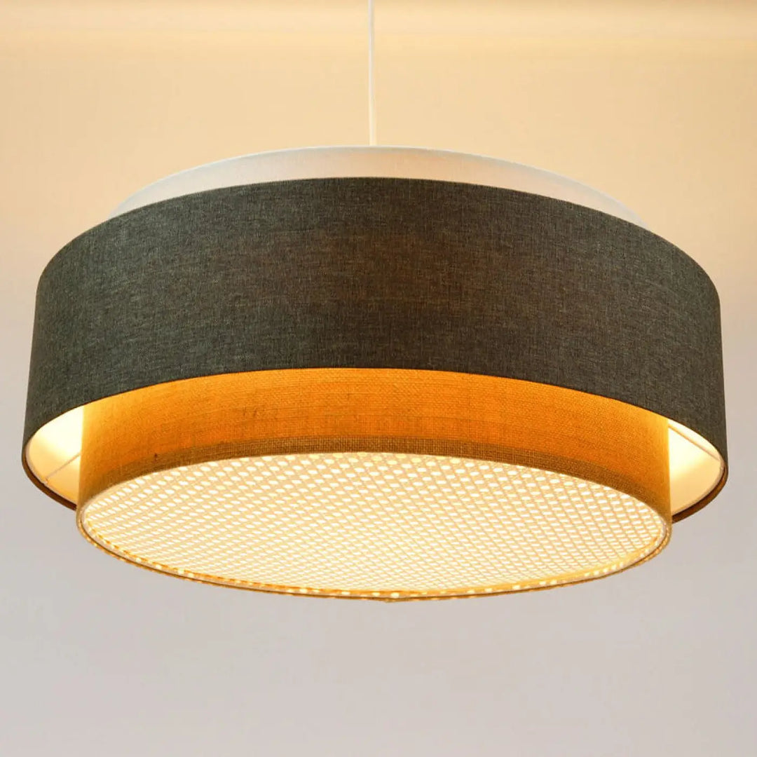 Suspension luminaire doblo boho elegant avec abat-jour en tissu gris foncé, anneau doré chaud et diffuseur en maille perforée