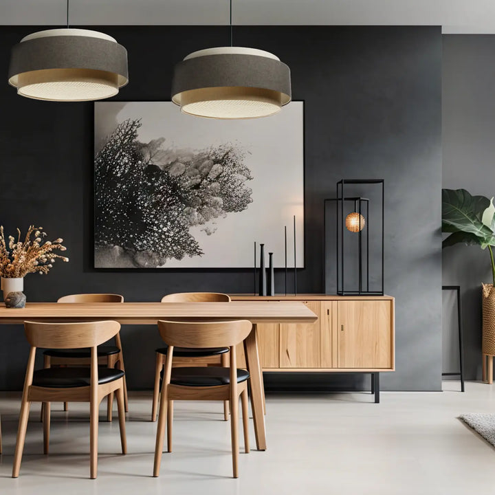Suspension luminaire doblo boho elegant en moutarde avec table à manger moderne en bois chêne clair et design minimaliste