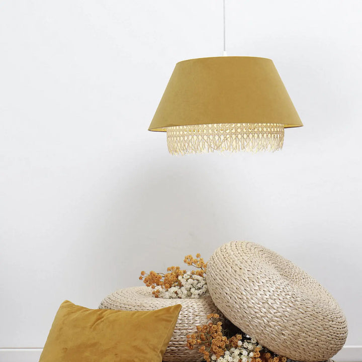 Suspension luminaire moutarde en velours avec détail en frange de rotin tressé pour un éclairage décoratif