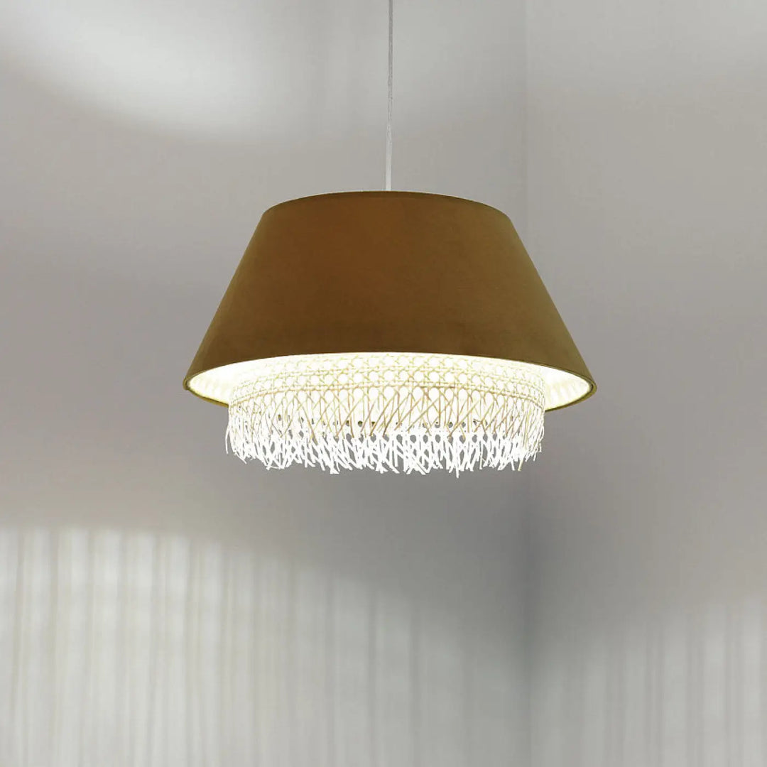 Suspension luminaire sensei rattan moutarde avec abat-jour velours or chaud et franges tissées blanches détaillées