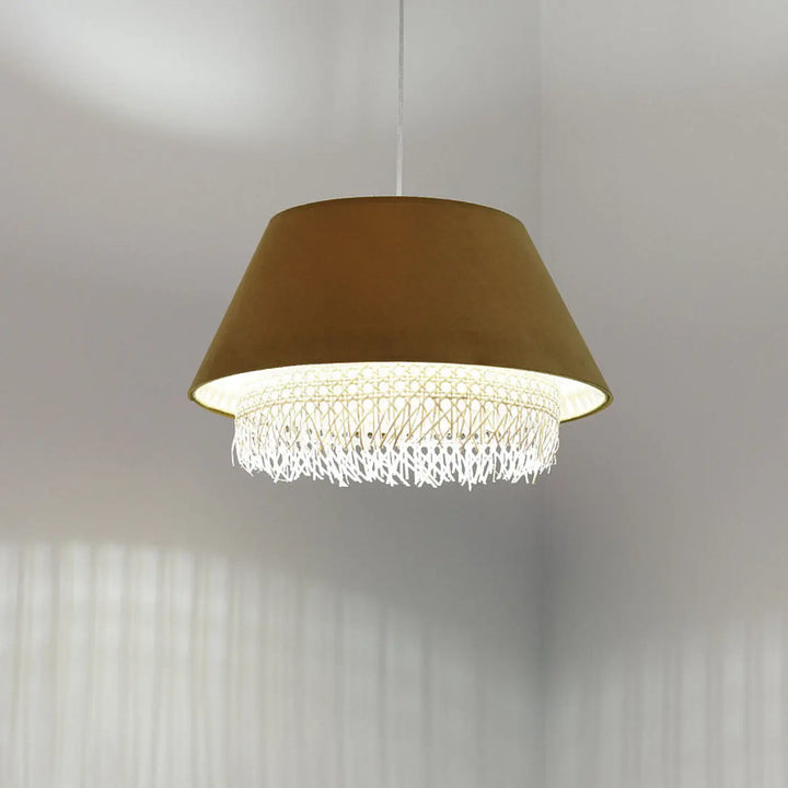 Suspension luminaire sensei rattan moutarde avec abat-jour velours or chaud et franges tissées blanches détaillées