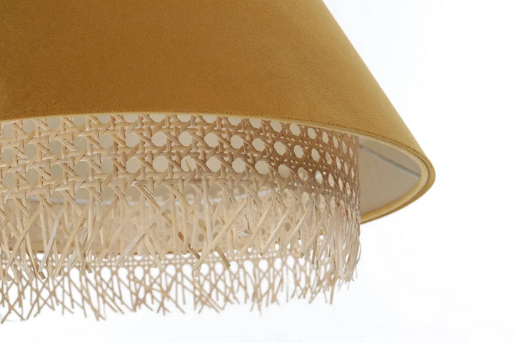 Suspension luminaire moutarde en tissu jaune moutarde avec frange en rotin tressé et détails en treillis décoratif