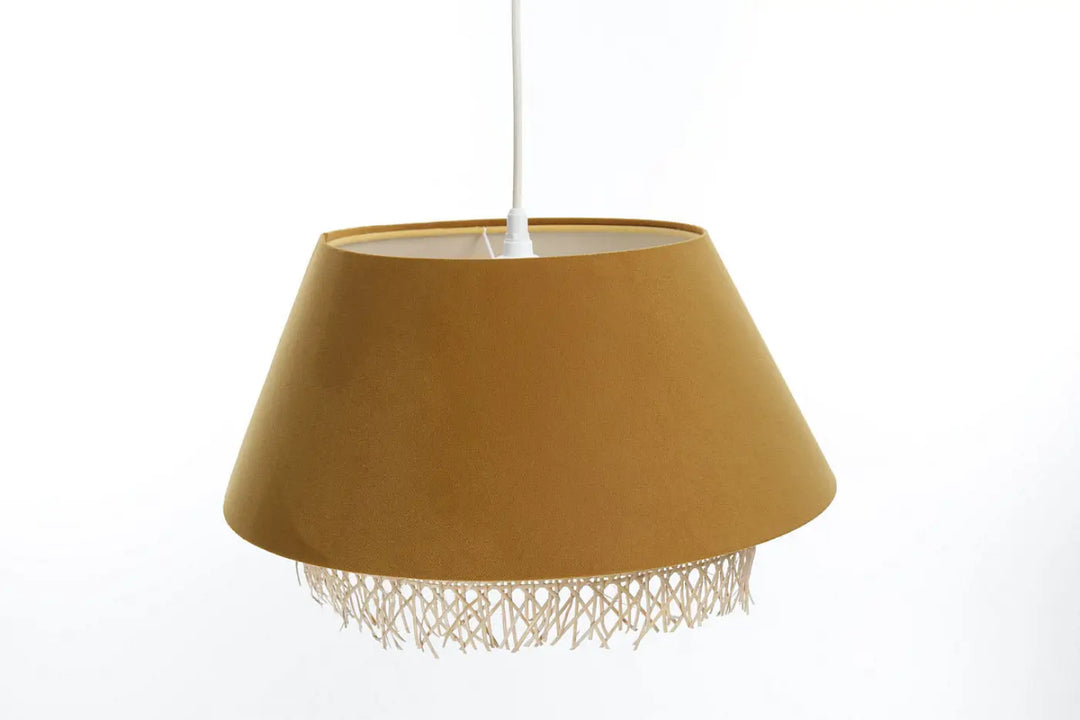 Suspension luminaire moutarde en tissu avec un abat-jour en rattan et une frange tissée délicate en bas