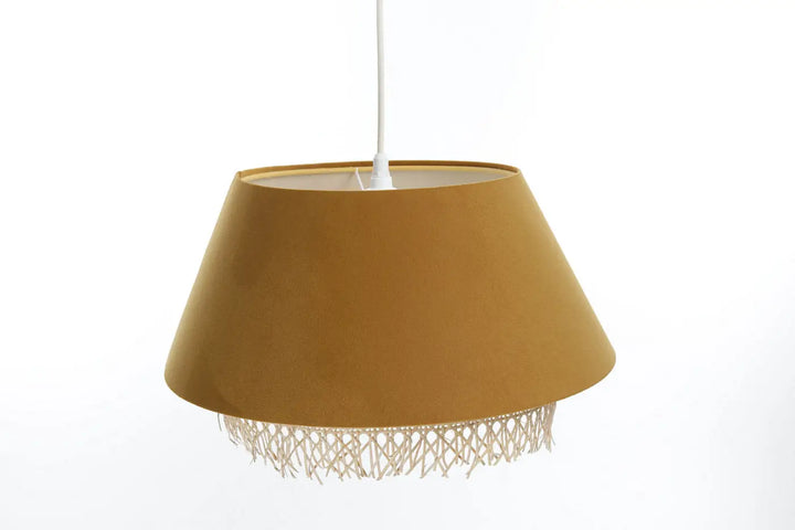 Suspension luminaire moutarde en tissu avec un abat-jour en rattan et une frange tissée délicate en bas