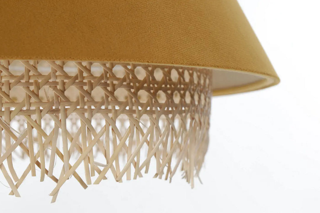 Suspension luminaire moutarde avec abat-jour en tissu jaune moutarde et cage en rotin tressé avec franges