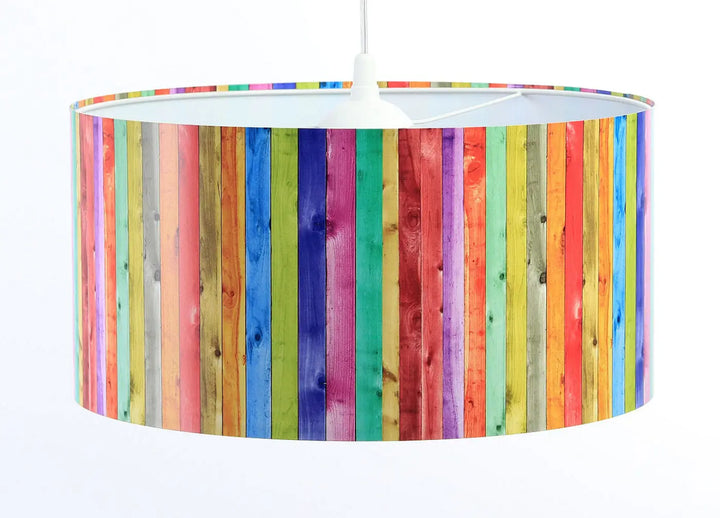 Suspension luminaire multicolore cylindrique avec motif bois vertical vibrant et visible grain et noeuds