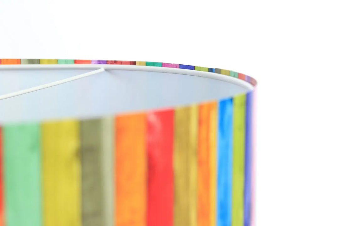 Suspension luminaire multicolore avec abat-jour cylindrique rayé arc-en-ciel vibrant pour intérieur design