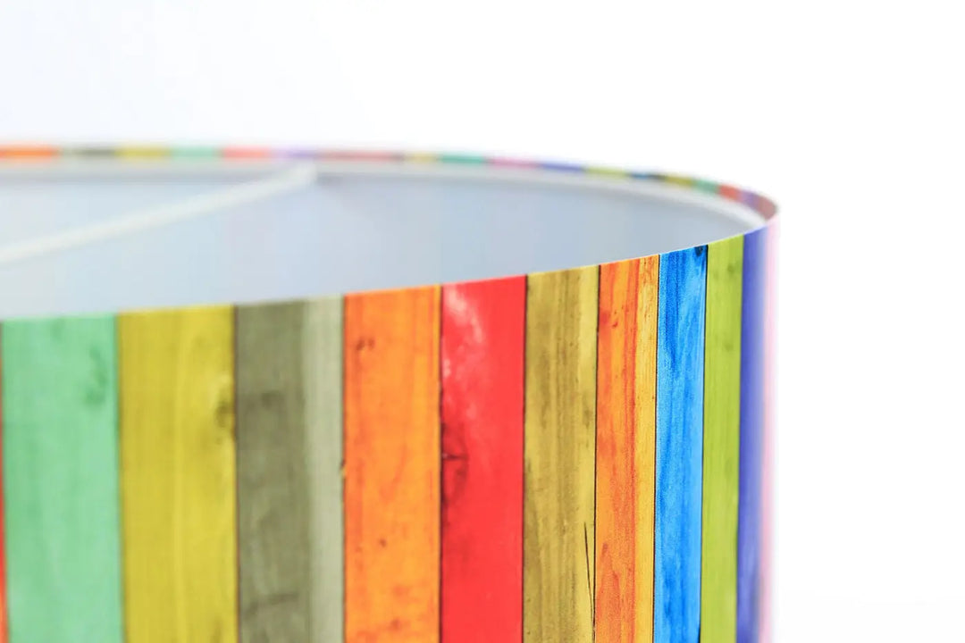 Suspension luminaire multicolore avec abat-jour cylindrique en bois aux teintes vives vert jaune orange rouge et bleu