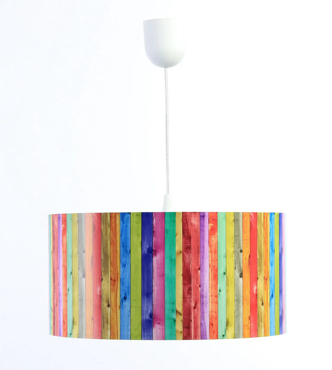 Suspension luminaire multicolore cilindrique en tissu rayé arc-en-ciel avec texture effet bois suspendue par cordon blanc