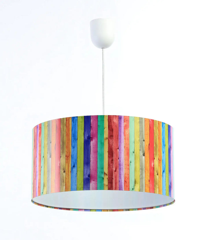 Suspension luminaire cylindrique avec abat-jour en tissu à motifs multicolores verticaux en bois et fixation plafond blanche
