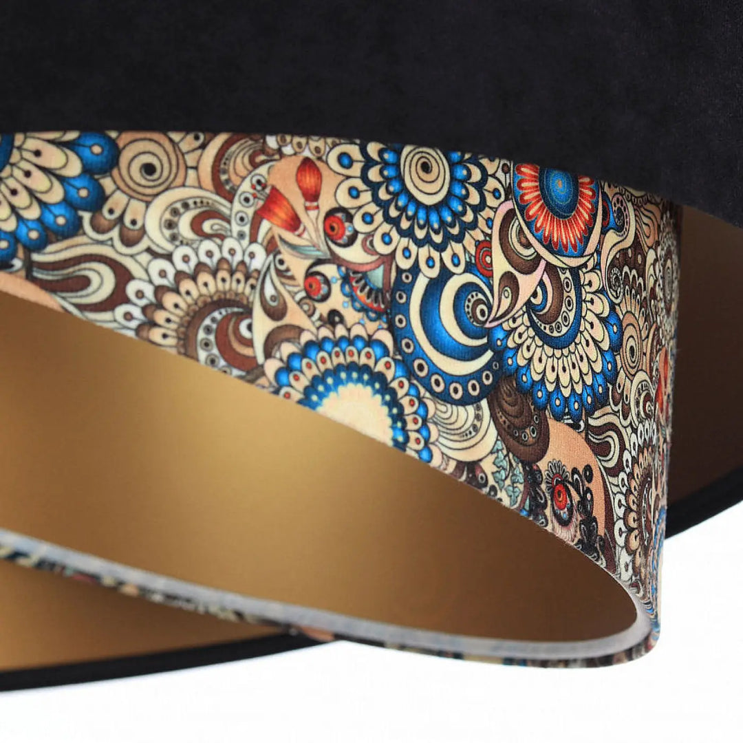 Suspension luminaire galaxy auric multicolore avec abat-jour en velours style chic motifs paisley bleu rouge et marron sur fond crème