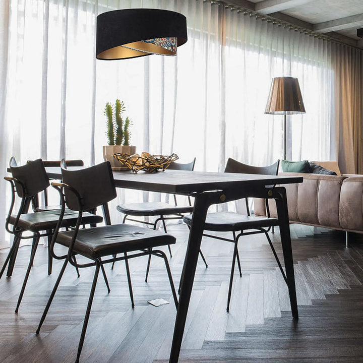 Suspension luminaire multicolore avec table à manger en métal noir et plateau en bois foncé au style velours chic