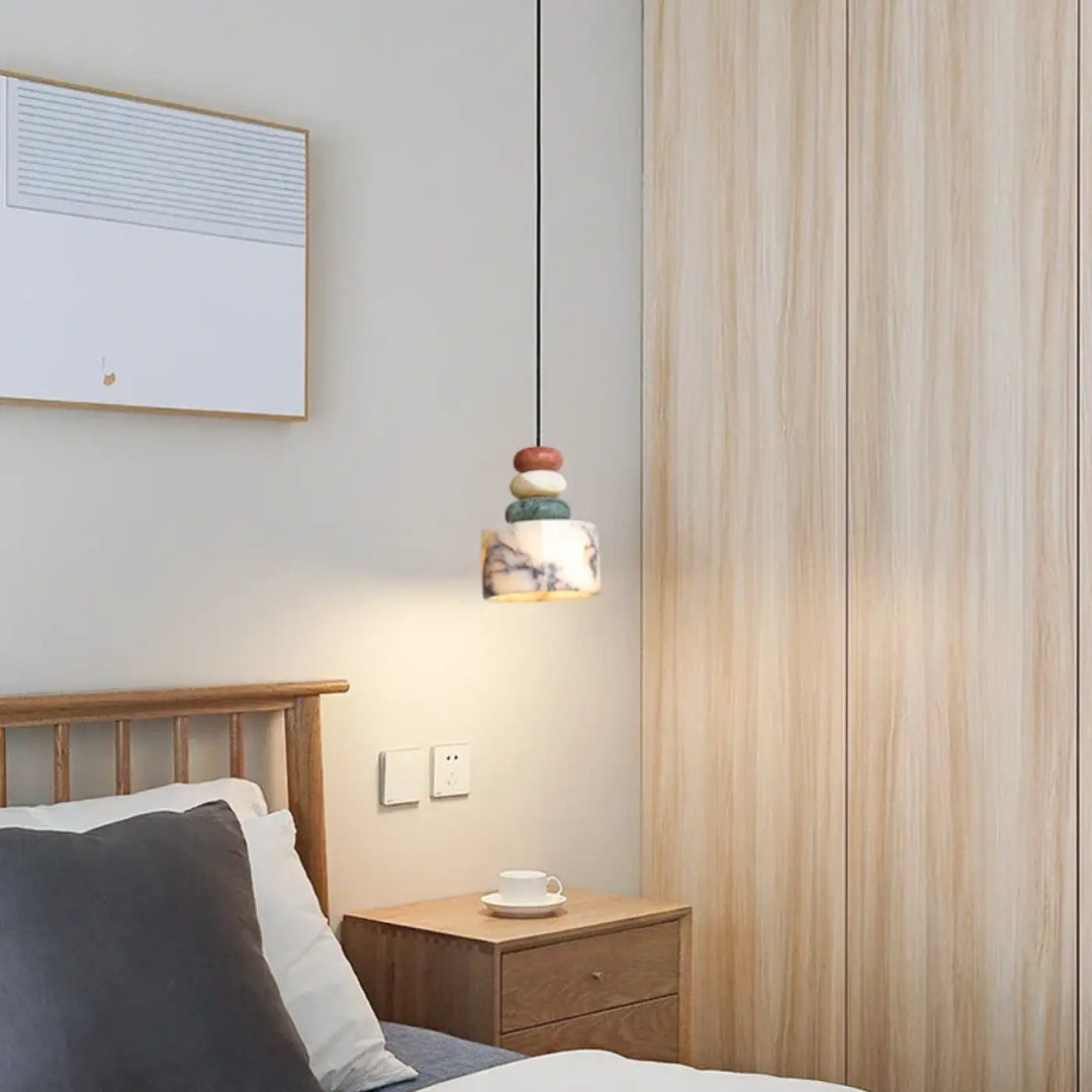 Suspension luminaire noir et blanc avec 3 boules colorées