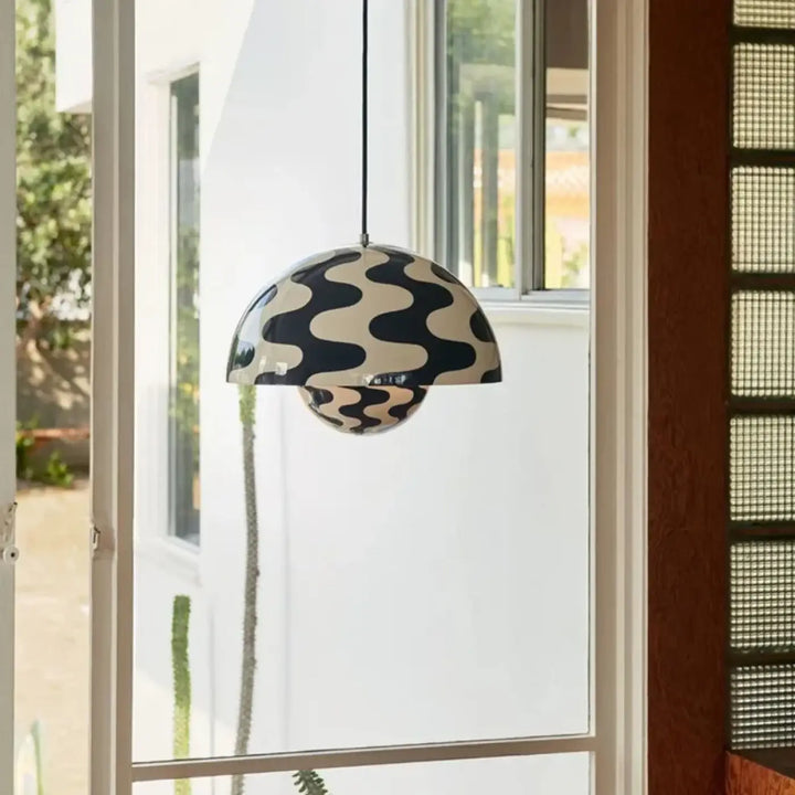 Suspension luminaire noir et blanc zébré comme le célèbre gâteau

