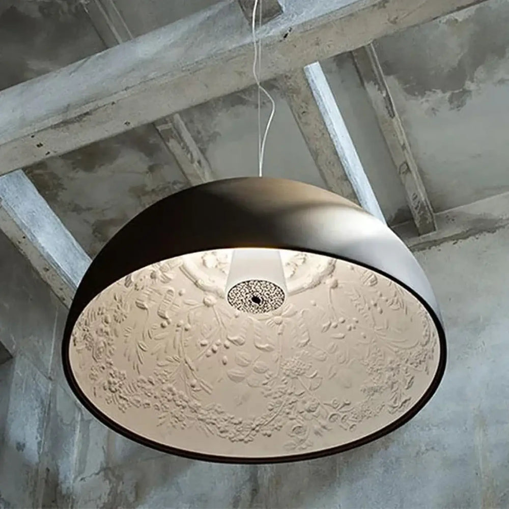 Suspension luminaire noir avec des gravures blanches à l'intérieur

