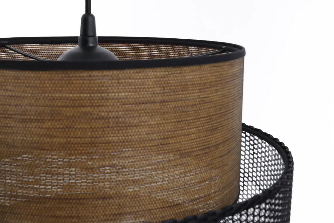 Suspension luminaire doblo marron avec abat-jour en osier marron et accents en maille noire sur fixation métallique noire mate