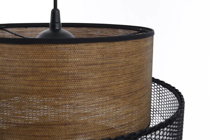 Suspension luminaire doblo marron avec abat-jour en osier marron et accents en maille noire sur fixation métallique noire mate