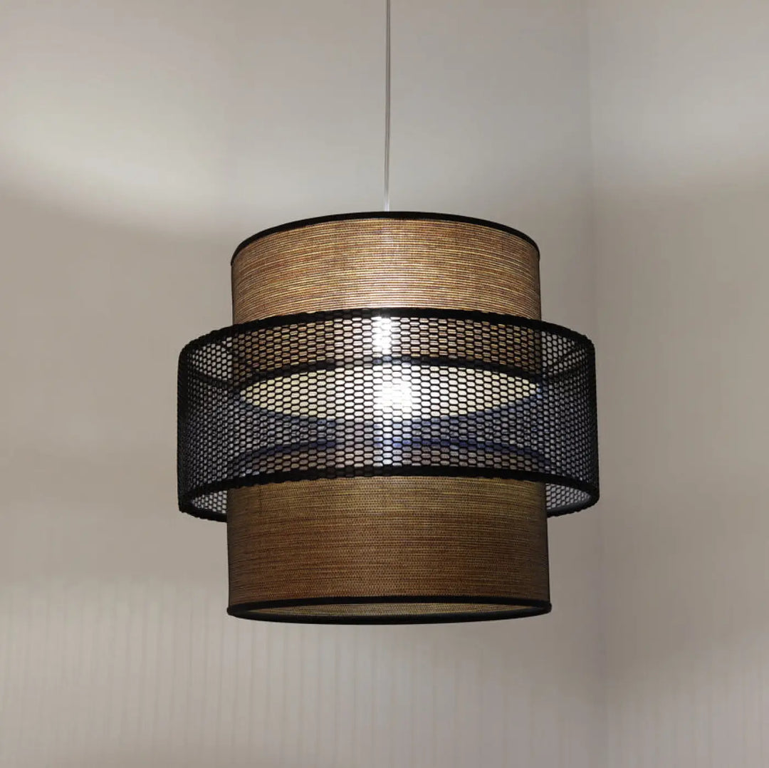Suspension luminaire doblo marron et noir avec abat-jour en fibres naturelles tissées et bandes en maille noire