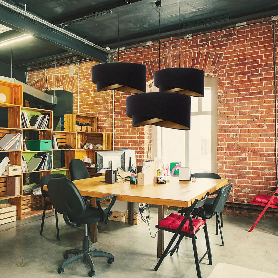 Suspension luminaire noir galaxy auric trois lampes cylindriques noires avec intérieur doré en velours
