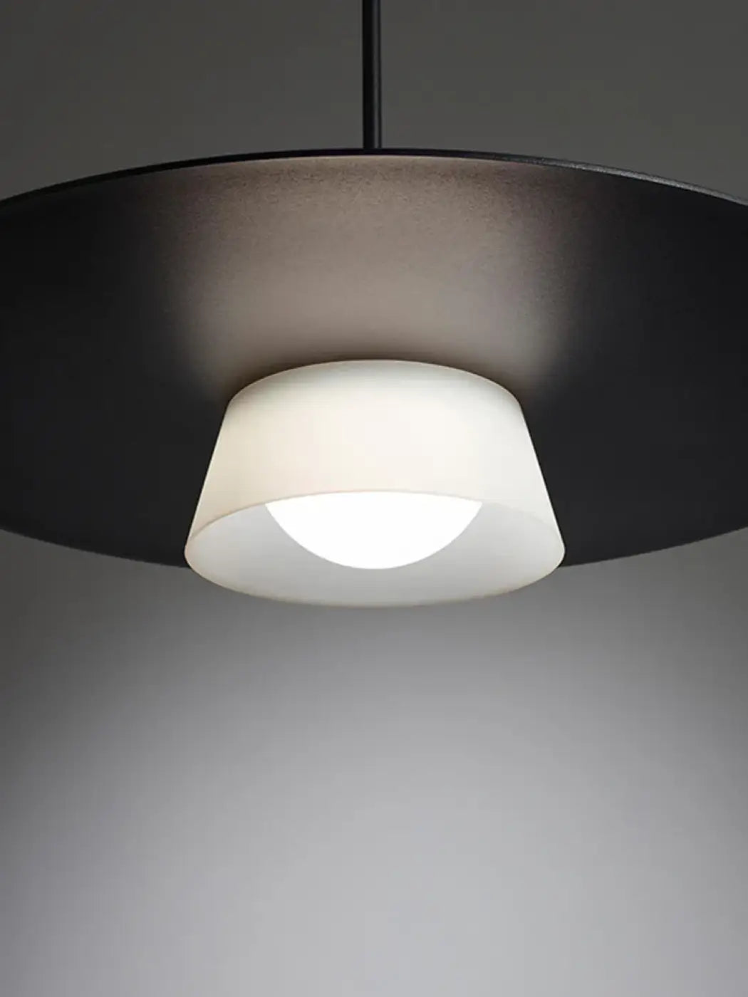 Suspension luminaire noire circulaire avec lumière blanche design