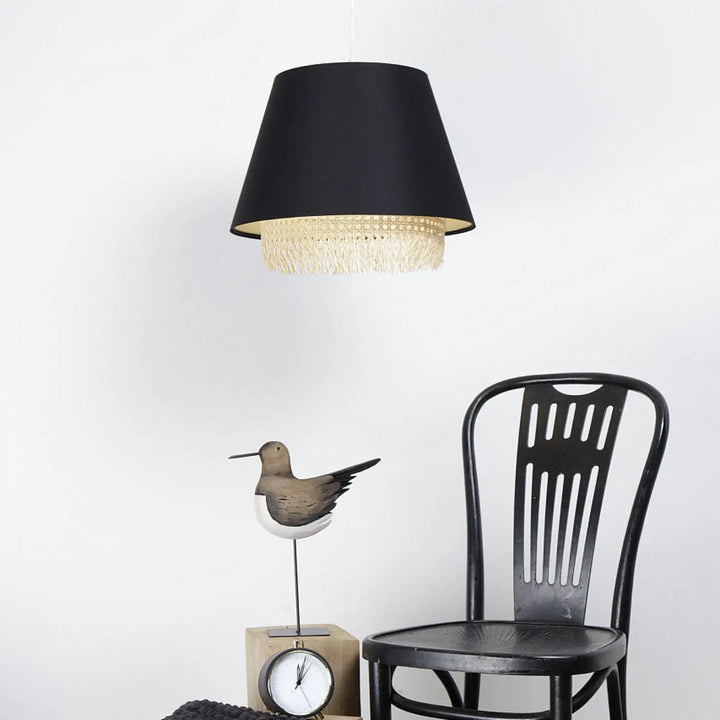 Suspension luminaire noire forme tambour avec frange tissée dorée en rotin pour un éclairage élégant