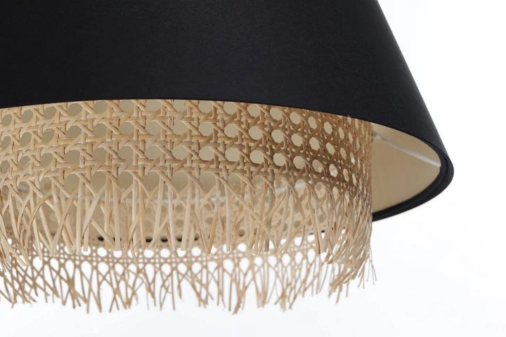 Suspension luminaire noire sensei rattan avec abat-jour noir et frange en cannage tressé élégant