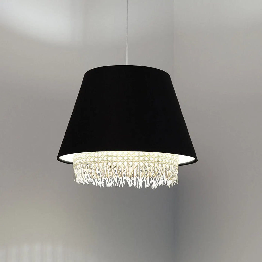Suspension luminaire noire sensei rattan en tissu noir avec frange blanche tissée en détail