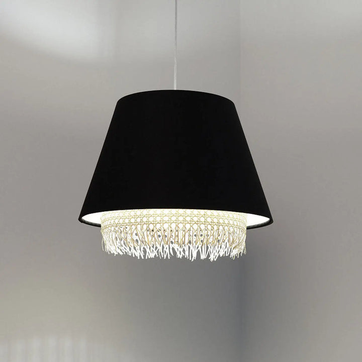 Suspension luminaire noire sensei rattan en tissu noir avec frange blanche tissée en détail