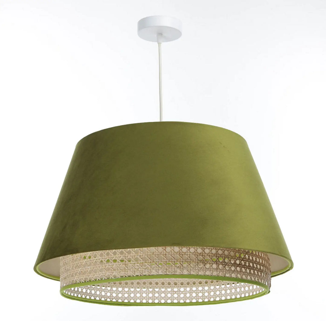 Suspension luminaire olive en velours vert olive avec anneau en rotin tressé modèle sensei rattan