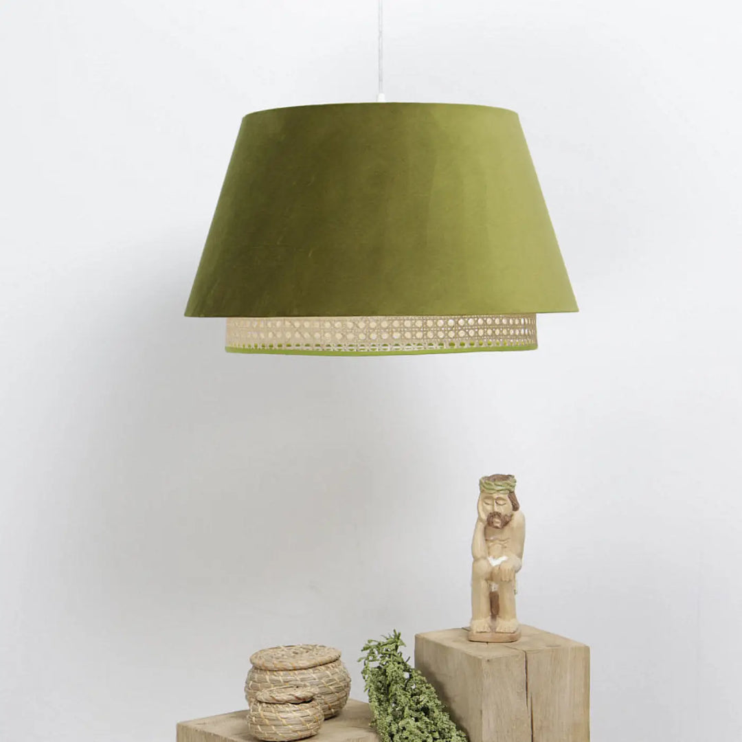Lampe suspension luminaire olive en velours vert olive avec bordure en rotin tressé sensei rattan