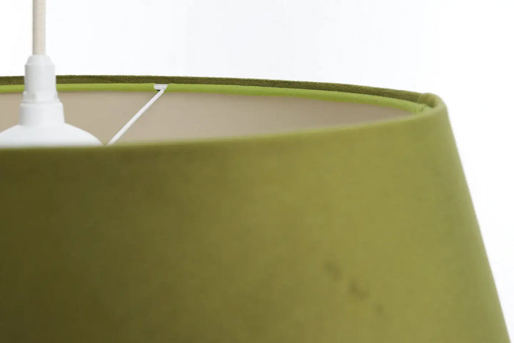 Suspension luminaire olive sensei rattan avec abat-jour en velours olive doux et doublure intérieure blanche lisse