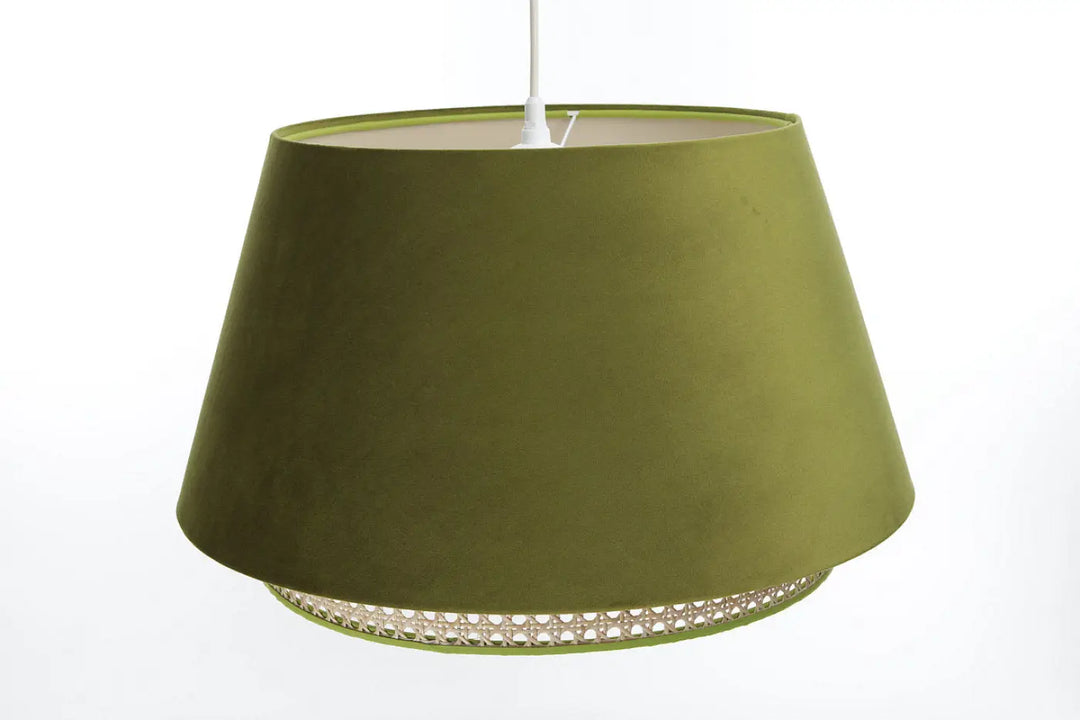 Suspension luminaire olive sensei rattan en velours olive avec abat-jour et base métallique tissée