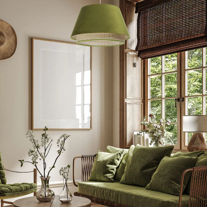 Suspension luminaire olive en velours olive doux avec bande accent tressée en rotin pour un éclairage élégant