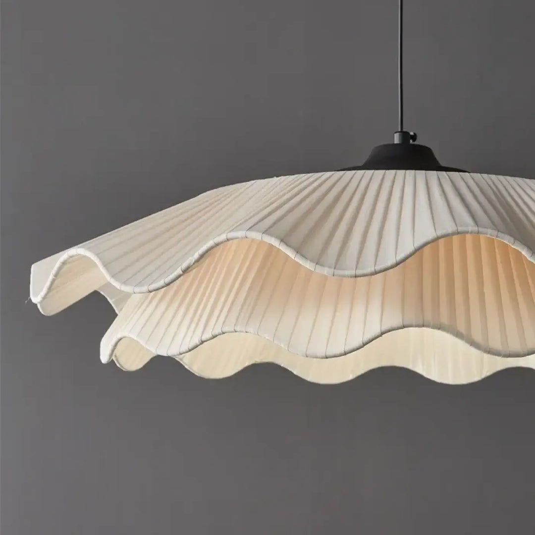 Suspension luminaire ondulée blanche en forme de fleur épuré