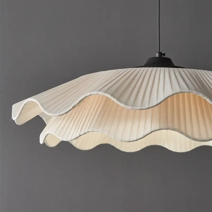 Suspension luminaire ondulée blanche en forme de fleur épuré