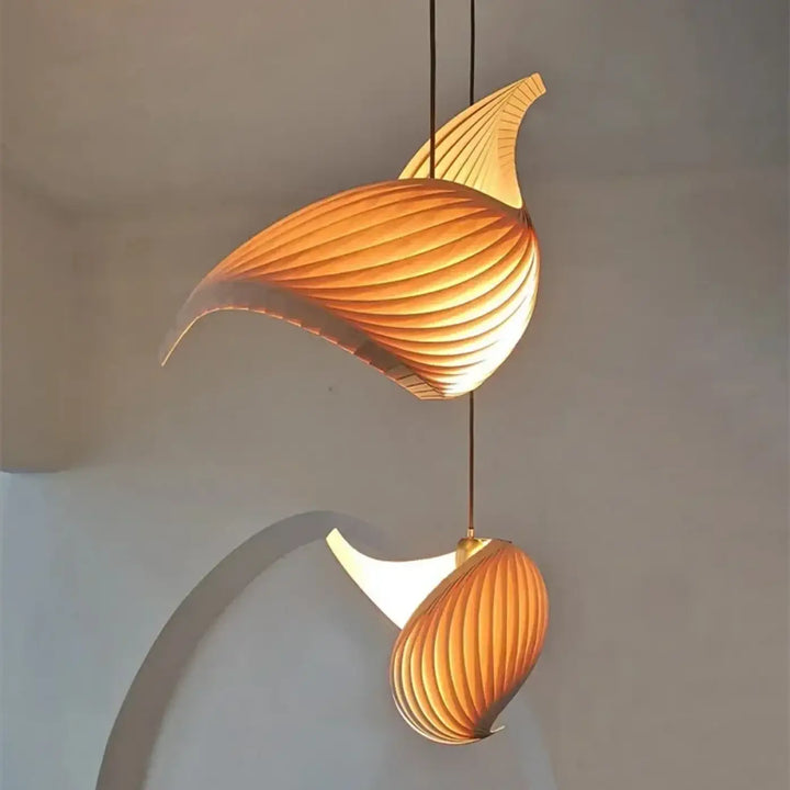 Suspension organique en bois sculptural ambiance chaleureuse