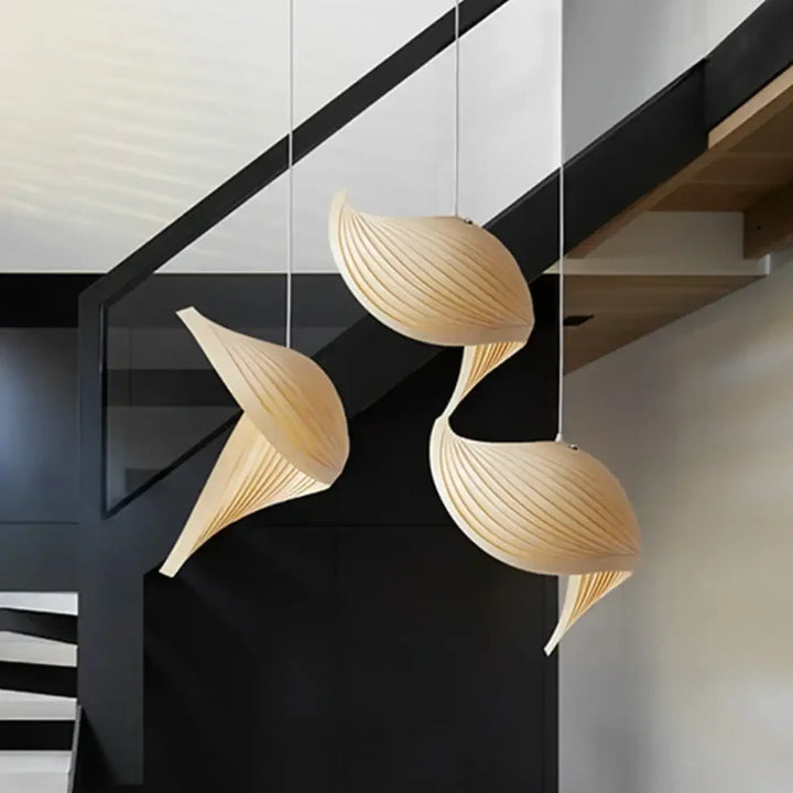 Suspension organique en bois sculptural ambiance chaleureuse