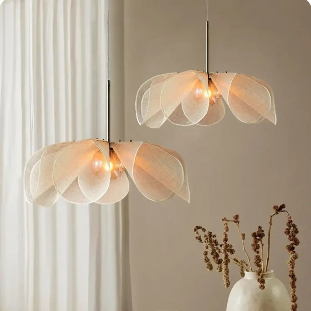 Suspension luminaire original en tissu au design léger et élégant


