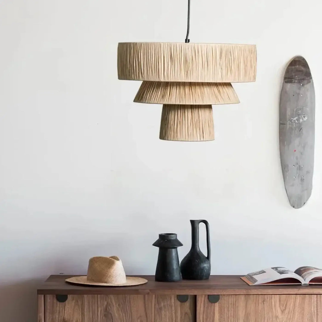 Suspension luminaire en osier en forme de cloche aux bords ondulés

