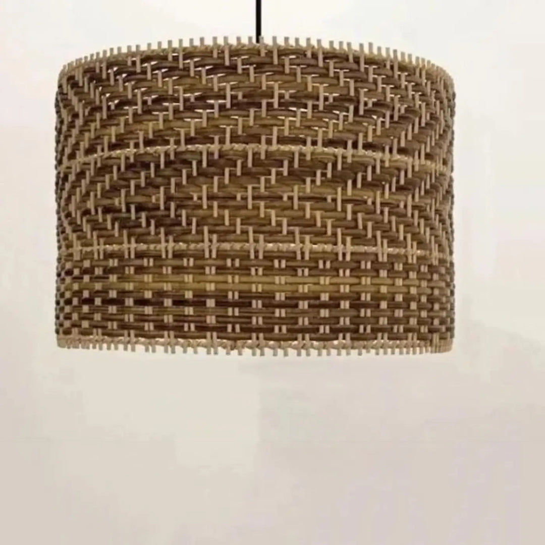 Suspension luminaire cylindrique en osier tissé naturel avec un design artisanal géométrique serré